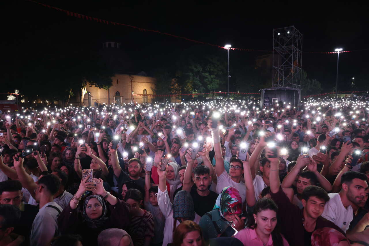 Konya’da binlerce kişi meydana koştu! Serkan Kaya konseri geceye damga vurdu 11